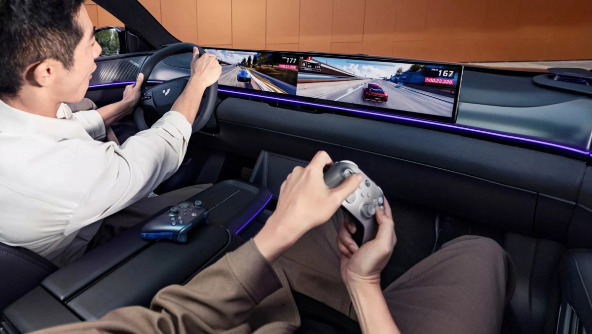 車內的超大螢幕可以直接讓兩個人遊玩賽車遊戲,駕駛可以直接透過方向盤玩遊戲。