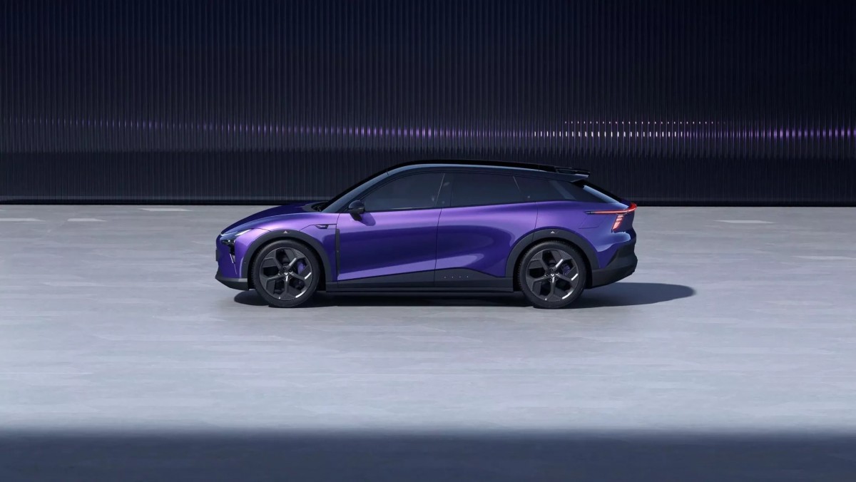 極越01的整體設計更加運動化,無窗框、隱藏式車門把手都讓科技氛圍增加。