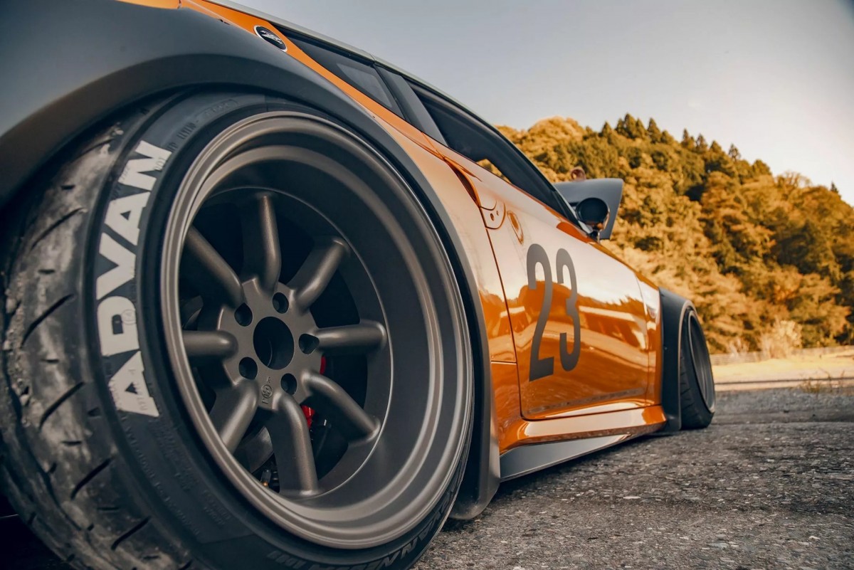 寬大的Advan輪胎也是重點,這樣改不會比較快,但是比較帥。