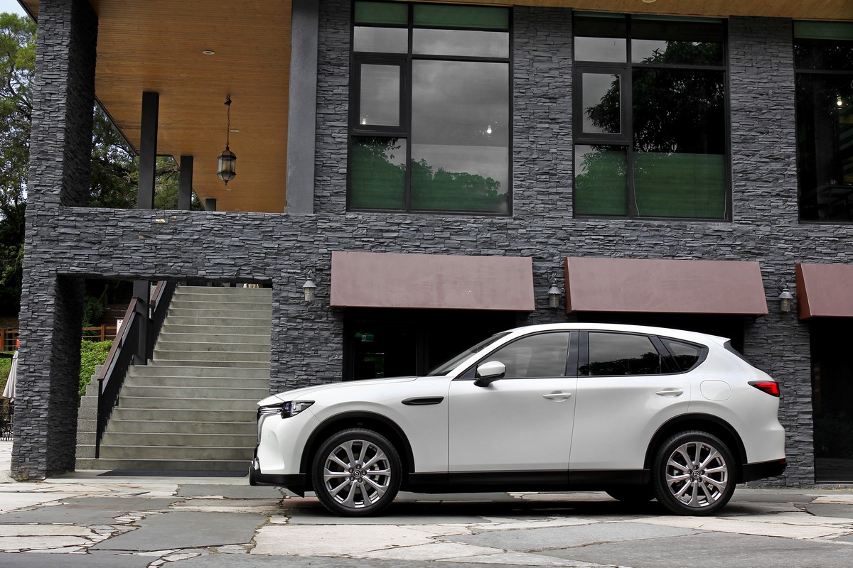 CX-60外觀導入全新的設計思維「Noble Toughness」。