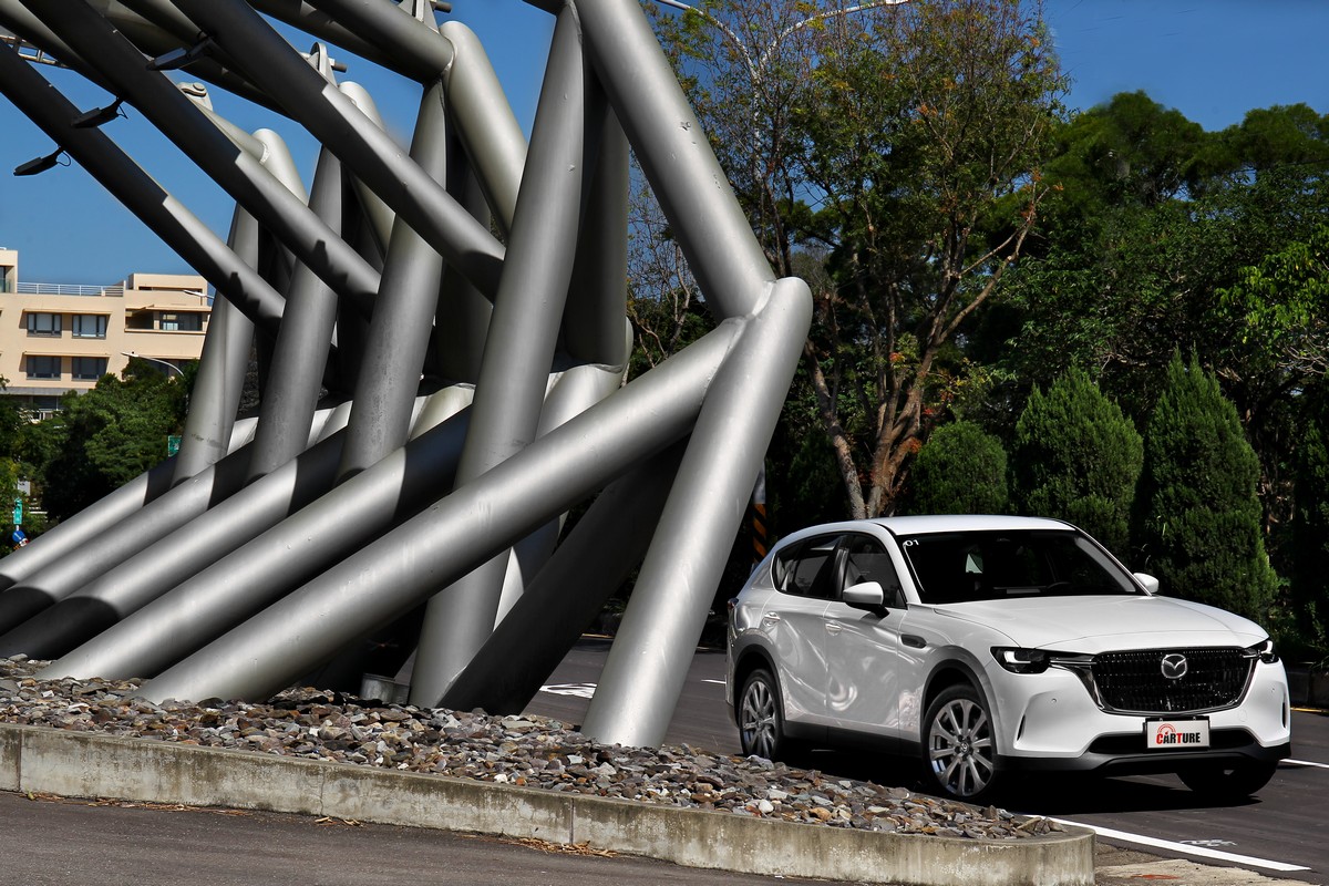 CX-60車身鈑件幾乎都是圓潤線條。