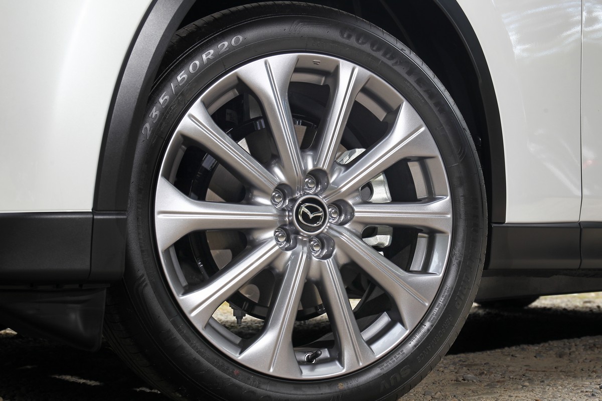 配備235/50 R20圈胎。