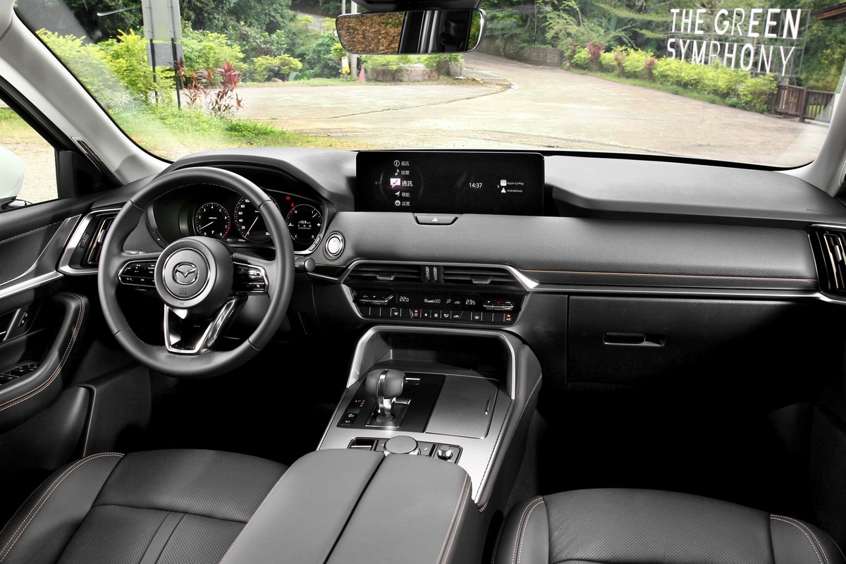 大量軟質與皮革於視覺和觸覺都營造出高級感。