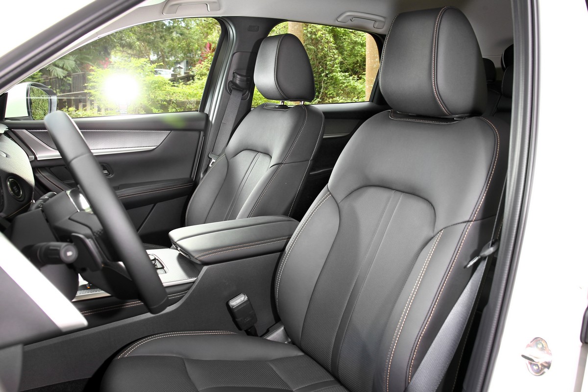 5S AWD Exclusive車型座椅採用真皮材質,提供駕駛座十向/副駕駛座八向電調與腰靠功能。