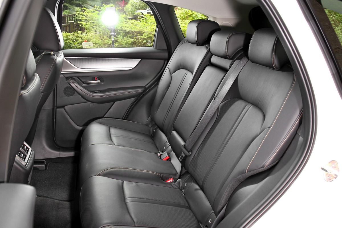 後座空間環境頗為充裕,但腿部支撐與左右包覆較為不足。