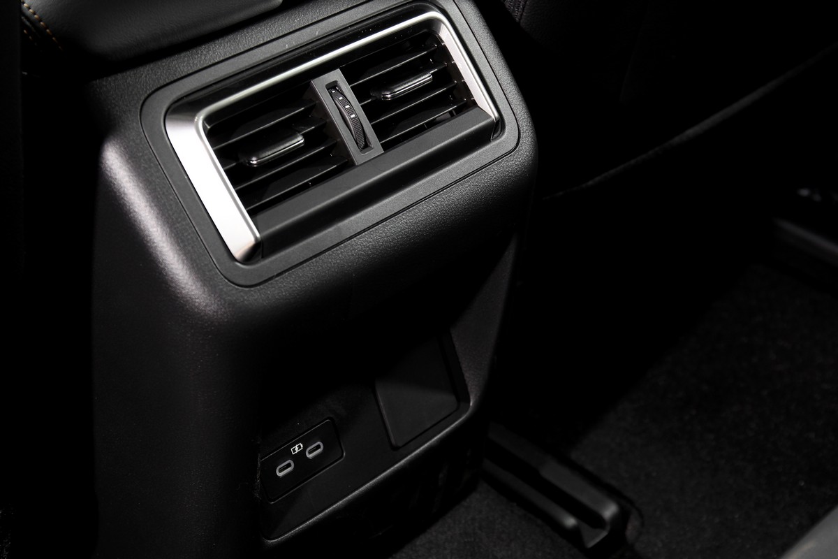 後座附有出風口及兩個Type-C充電孔。