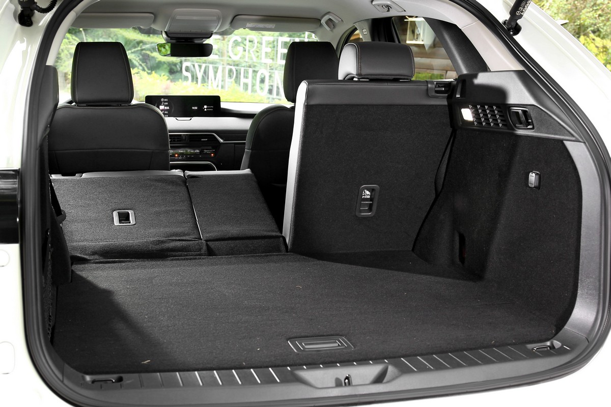 行李廂規劃相當平整方正。