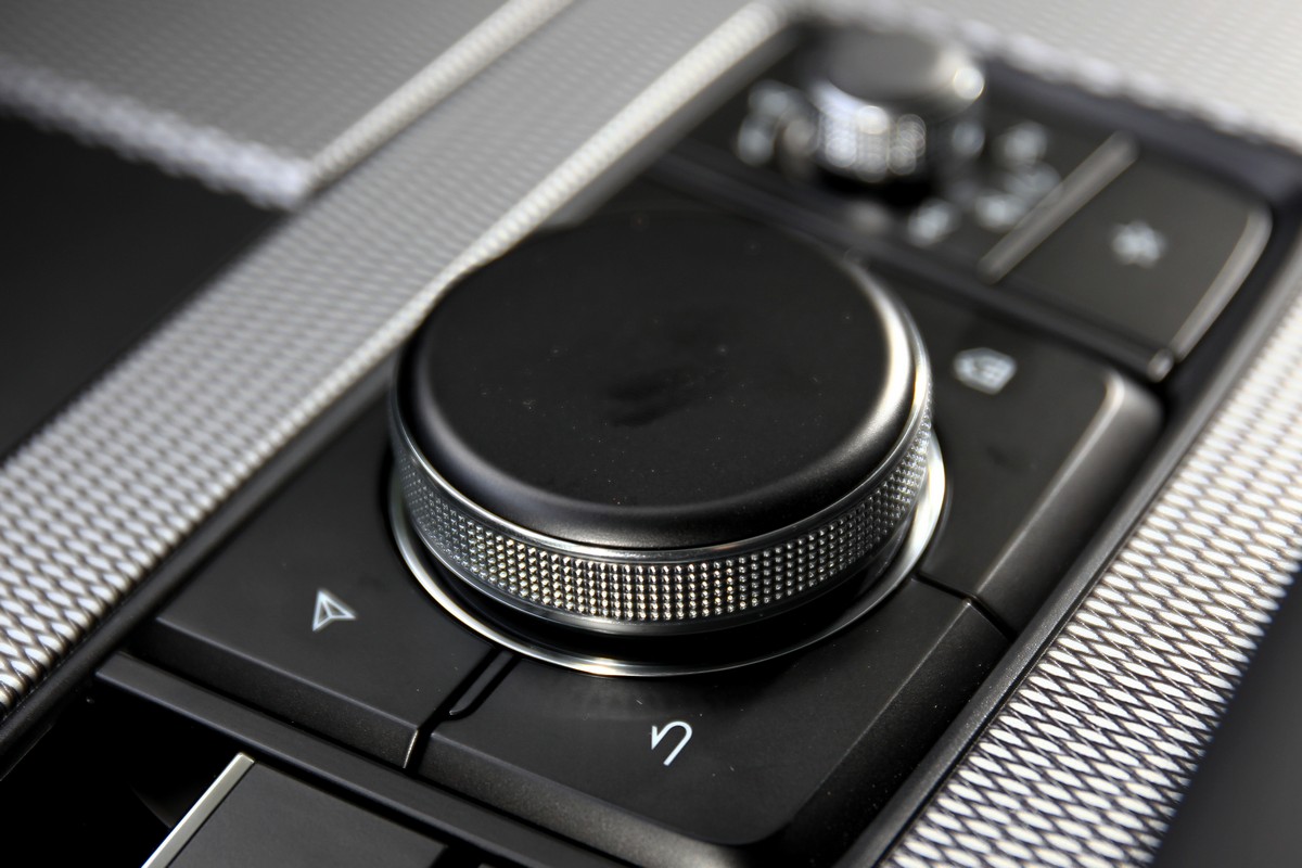 中控控制旋鈕雖能減少開車姿勢,但逐項選擇操作反而增加視覺停留時間。