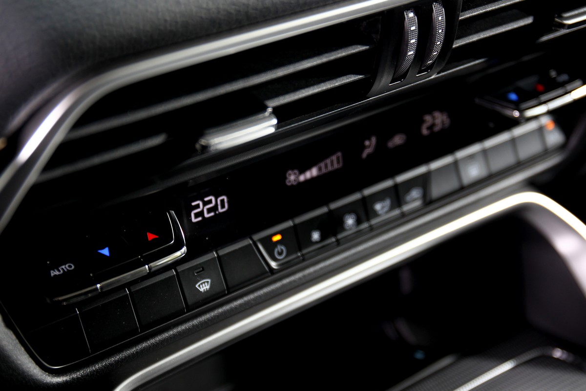 空調仍採實體按鍵。