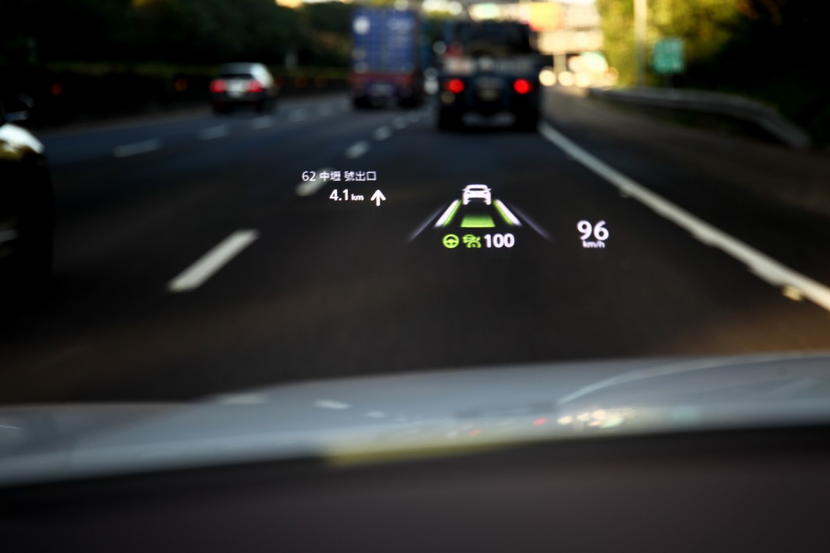 大型抬頭顯示器會顯示Google Map導航資訊。