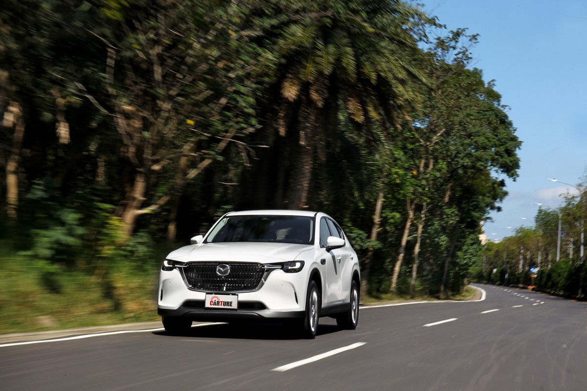 CX-60 25S AWD Exclusive搭載2.5升縱置直列四缸引擎,具有192hp/26.6kgm輸出。