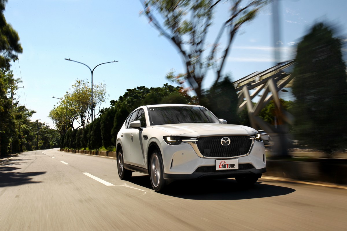 CX-60大幅過濾經過坑洞的震動,且高速時車室靜肅性也相當出色,唯一美中不足就是胎噪聲較為明顯。