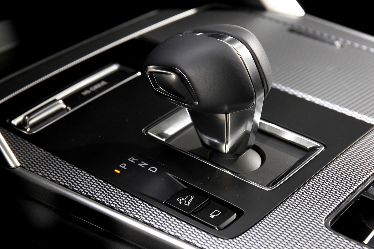 配置自行開發的Skyactiv-Drive八速手自排變速系統,換檔過程相當快速,並帶來類似手排的感受。