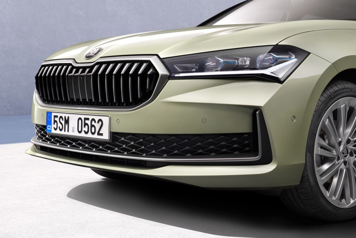 車頭的線條感非常明顯,就跟全新的頭燈組一樣俐落有型。