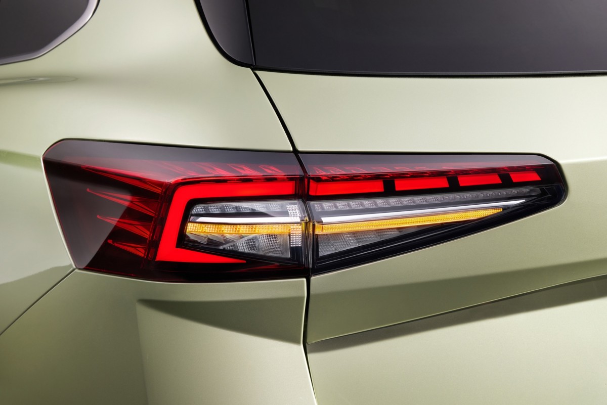 尾燈融入了水晶元素在內,讓整體的辨識度提高,立體感的呈現上也更為明顯。