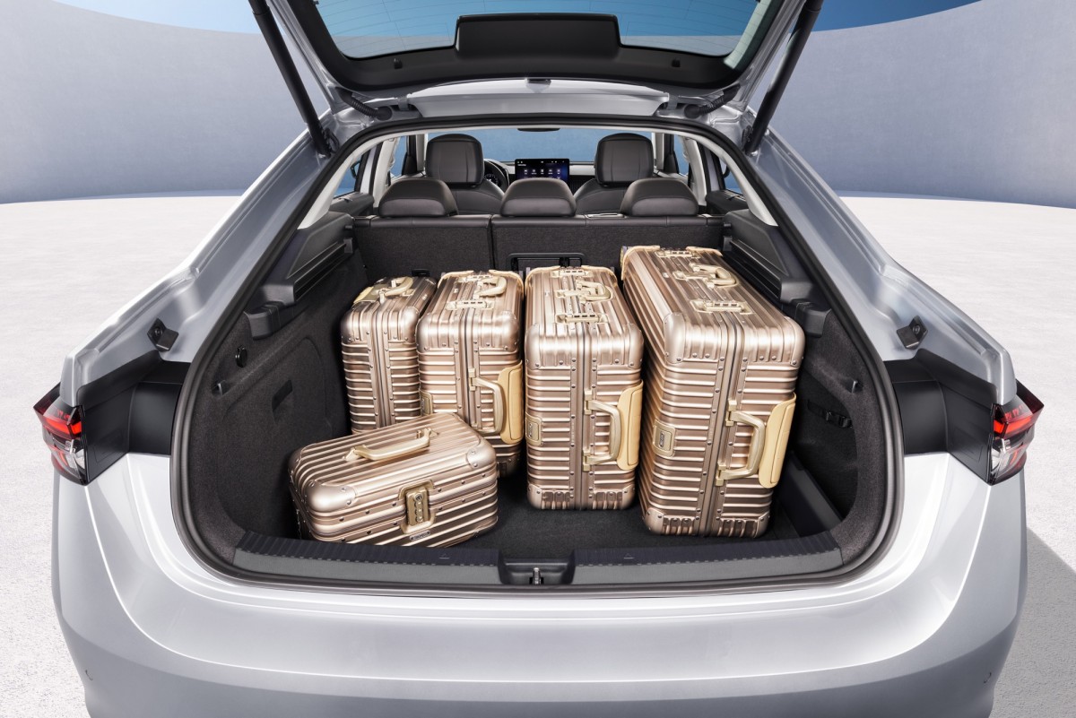 轎車的行李箱容量為645公升,透過掀背式的設計看得出來拿取物品更加方便。