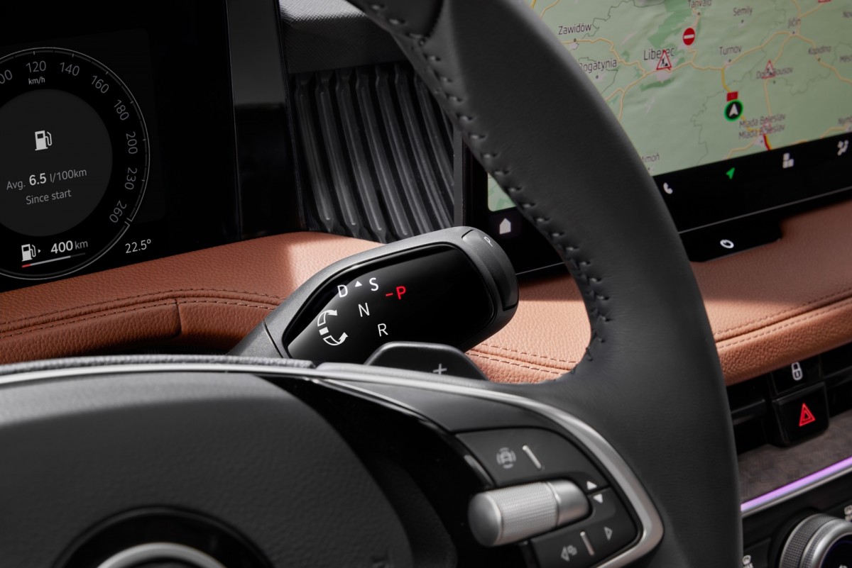 排檔桿的位置也換到了方向機柱上,新世代福斯集團的車款基本上都會改成這樣。