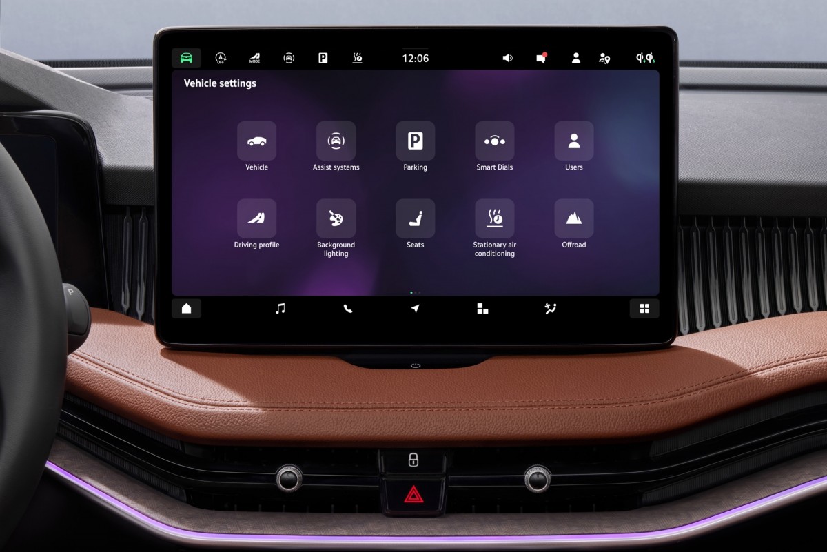 中央配置13吋的車載娛樂系統,功能更加齊全且帶來良好的科技氛圍。