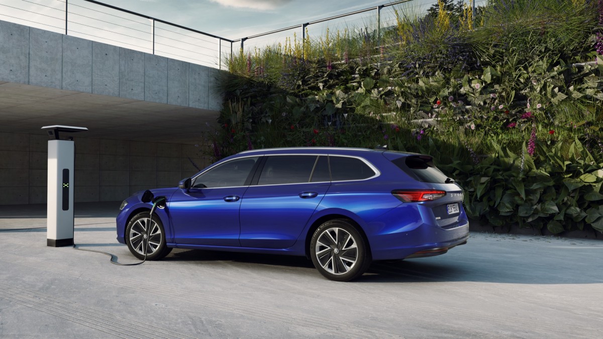 PHEV動力僅配置在Combi旅行車款,擁有100公里的純電行駛里程。