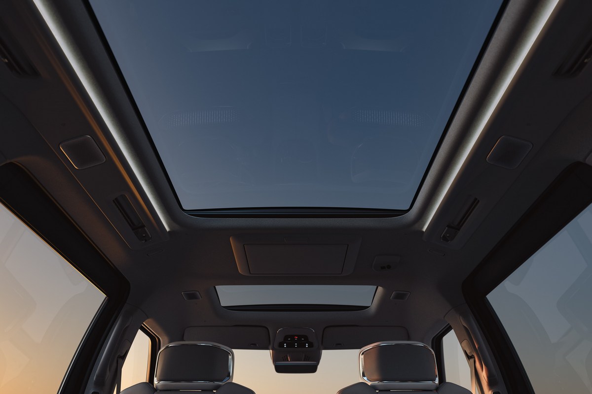EM90配備全景式天窗,連前座也有規劃天窗設計。
