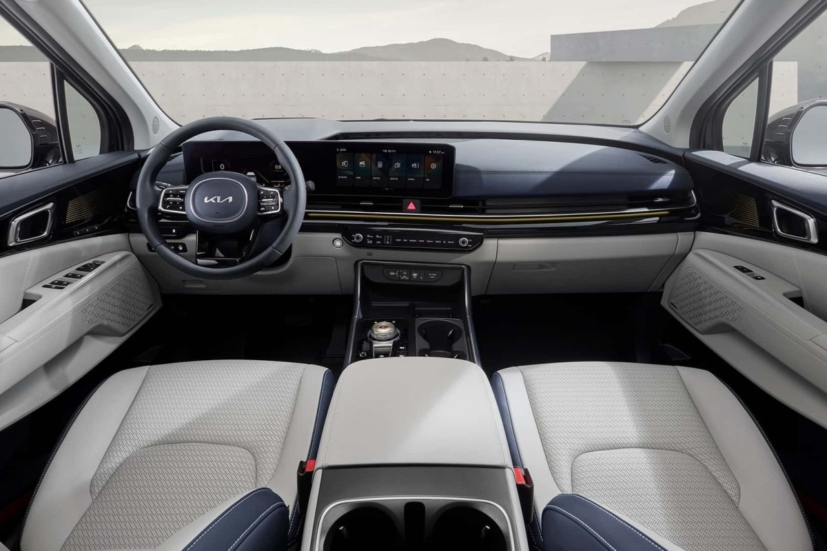 Kia Carnival小改款之後內裝也進化許多,擁有深淺雙色的配置呈現出高質感的氛圍。