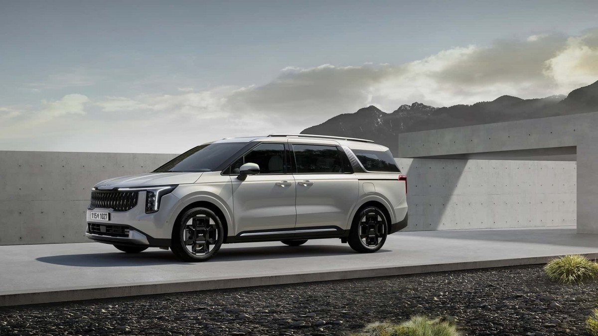 外觀透過俐落的LED日行燈創造出電動車的前衛感,車輛的線條也相當筆直呈現新世代風格。