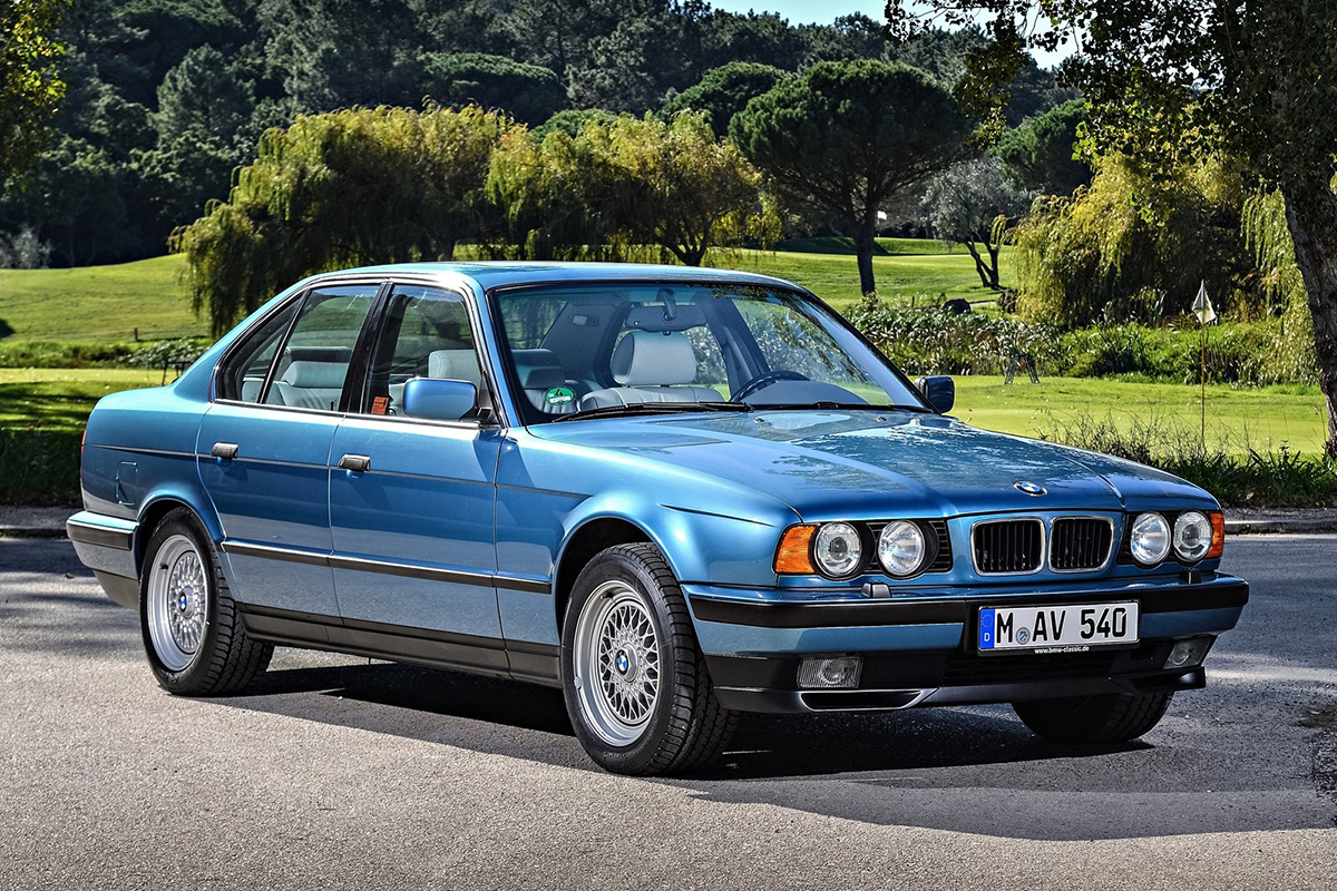 現在三門掀背又少又貴,雖說換得更強悍的性能,但30年前要價僅40萬元起的三門小掀背對比同期像是E34 525i樂趣也不遑多讓啊!