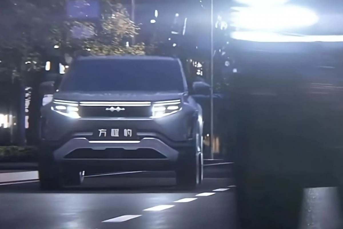 方程豹第三輛車豹3即將發表,車頭橫貫水箱護罩的兩條LED日行燈非常顯眼。