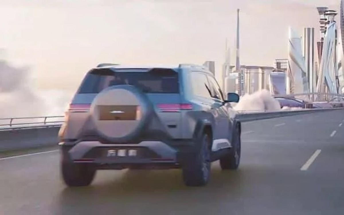 尾燈也採用橫柵式處理,備胎蓋兩側也有向下延伸的鈑金折線相當有型。