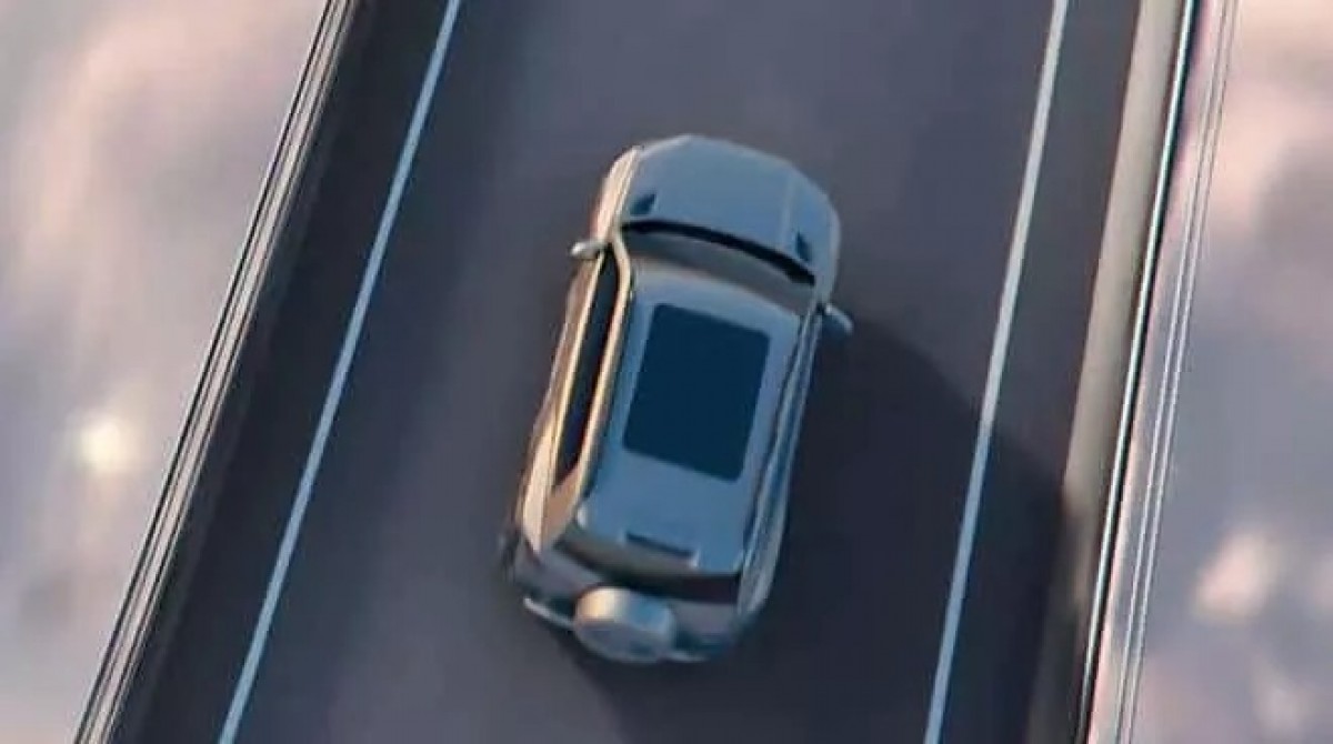 車頂有著全景天窗的配置,車內的空間在視覺感受上會更加空曠。