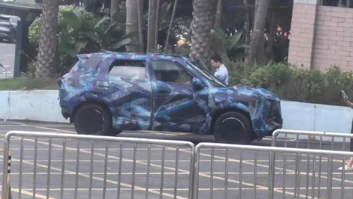 中國網路上也已經有間諜照片出現,車型尺碼並不大,而採用貼平式的把手設計展現電動車前衛氣息。