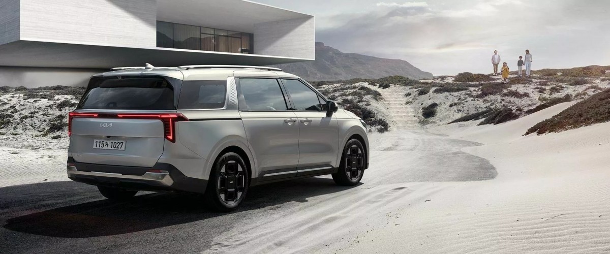 車尾同樣也是線條感十足的設計,整輛車看起來更為寬大厚實。