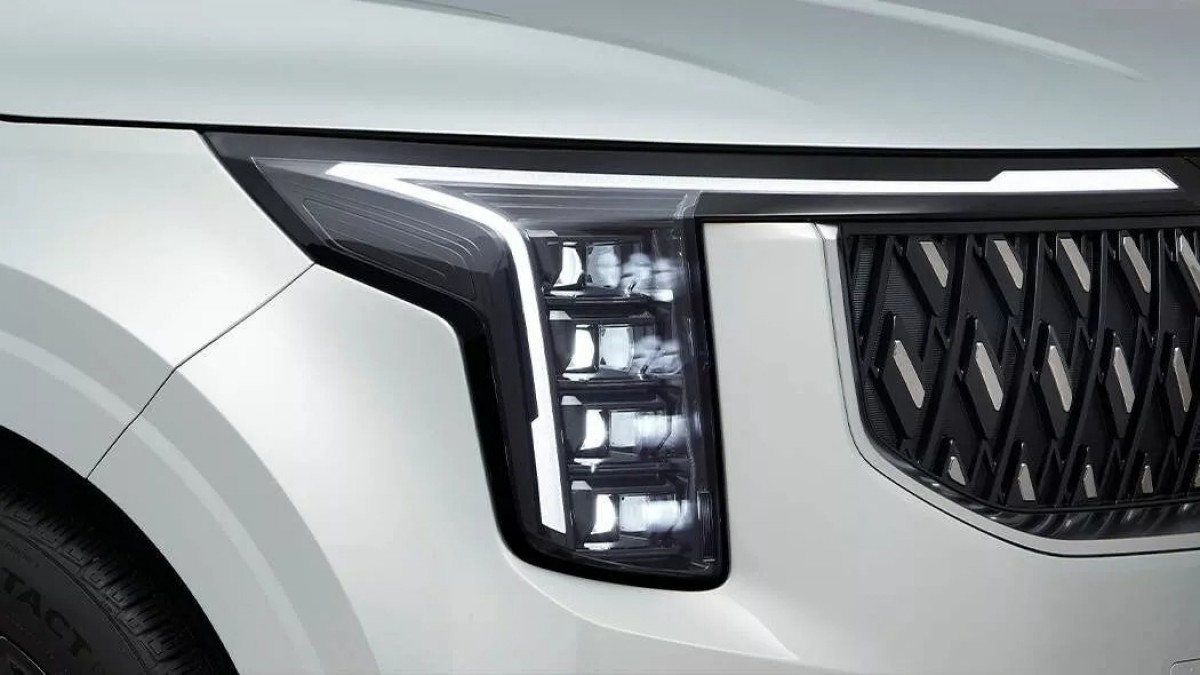 垂直式的頭燈排列是目前Kia品牌主流設計,並且有著自動遠光燈的功能。