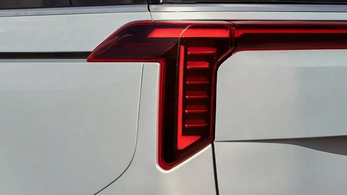 就像是頭燈的設計一樣,尾燈部分也採用了垂直式的設計風格。