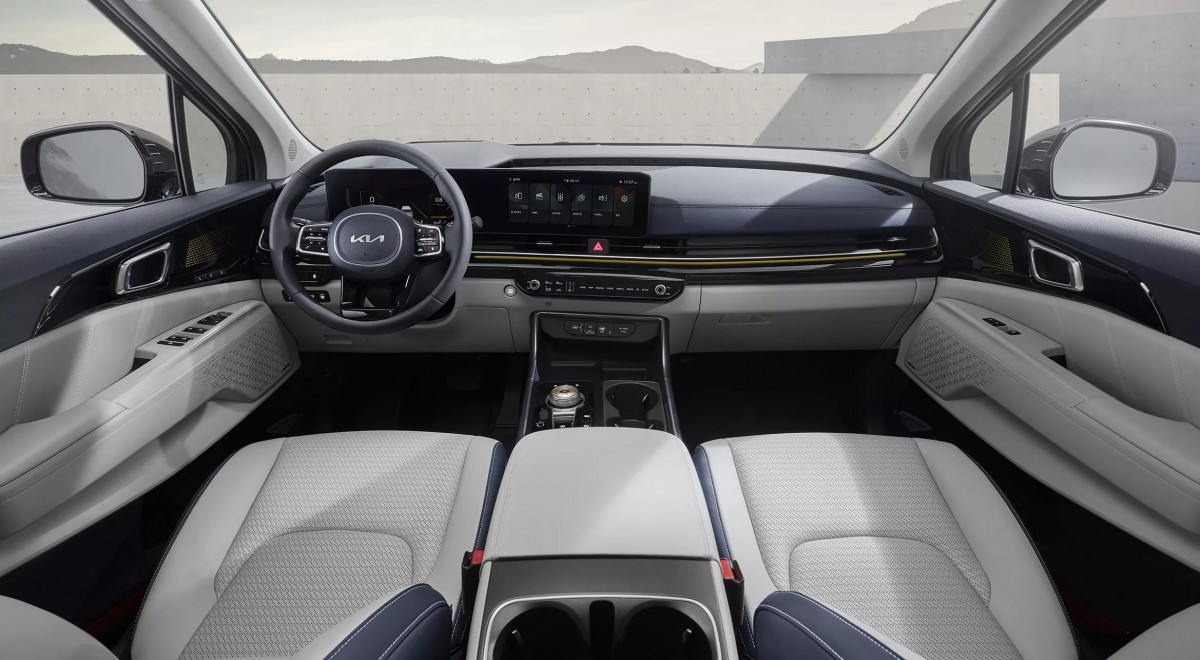 內裝鋪陳可以看到減少了許多實體按鍵,空調系統的控制採用的是觸控設定。