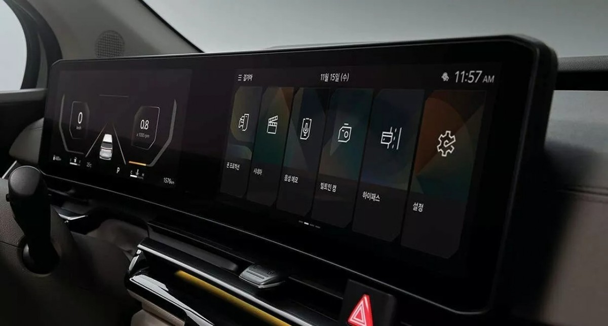 兩具12.3吋的螢幕相連,弧形的樣貌設計更具現代化特色。