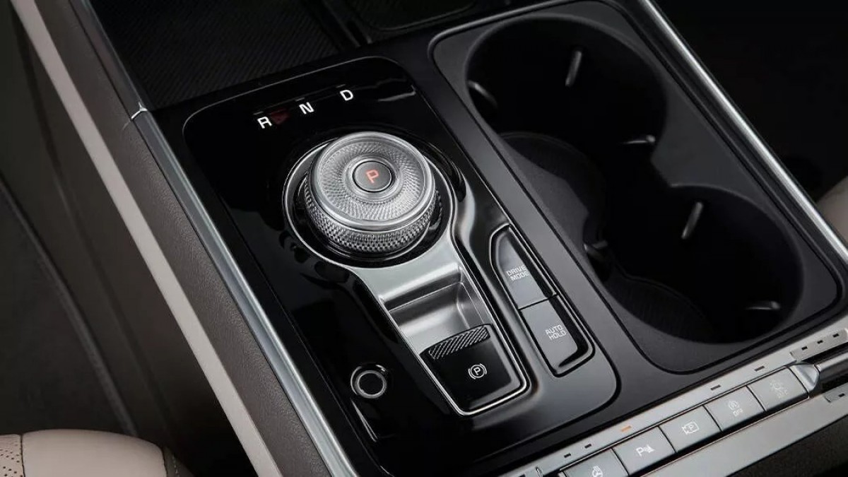 排檔機構換成旋鈕式設計,中央扶手的空間可以被更有效地利用。