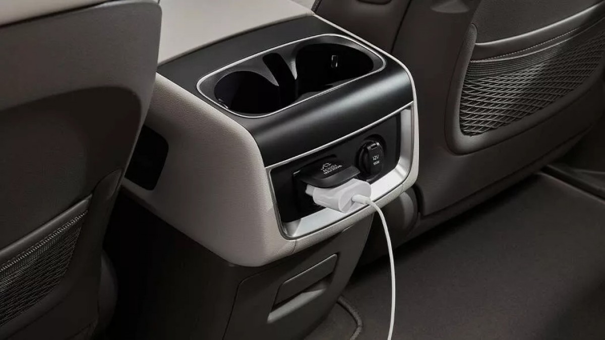 車內也配置了插頭設計,提升更多的方便機能性。