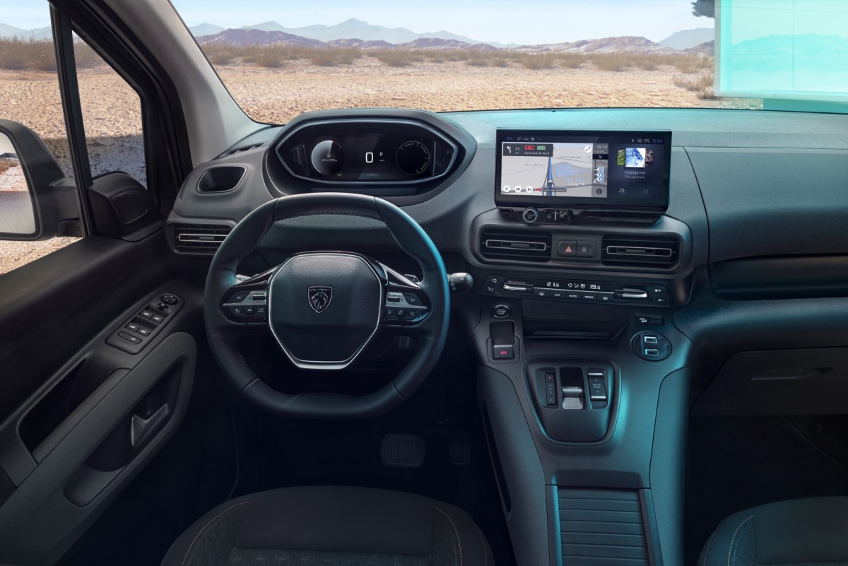 駕駛前方的10吋數位儀表是選配項目,而方向盤則是換上了全新的設計。