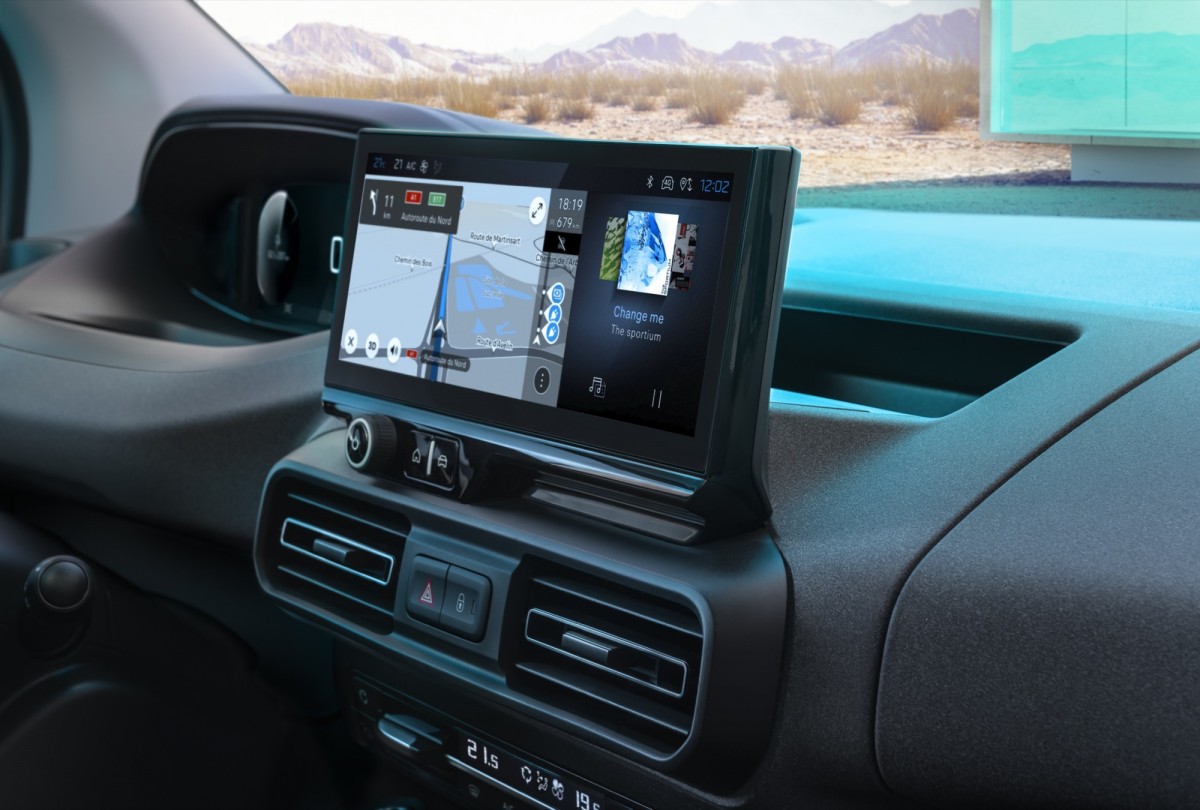 內裝也換上了更大的螢幕,中央車載娛樂系統標配10吋螢幕。