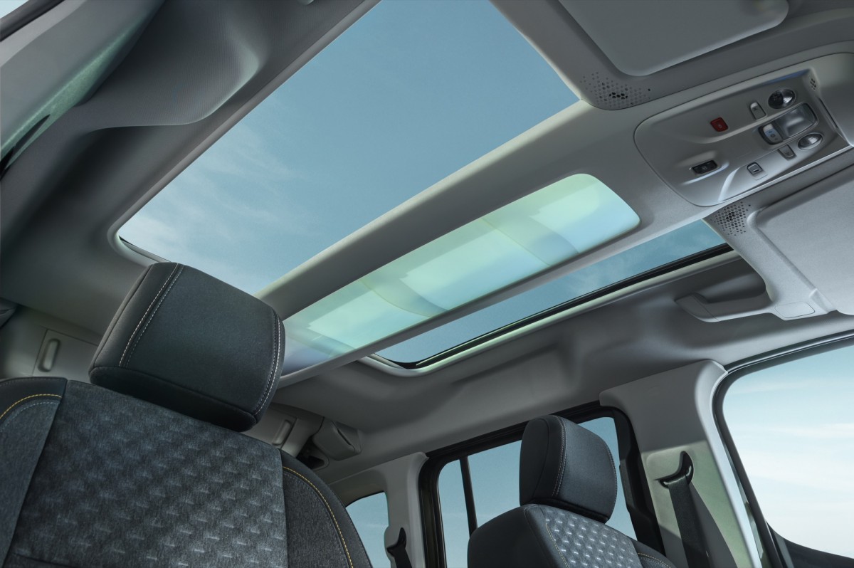車輛內部的空間表現優異,上頭的全景天窗也有助於增加開闊感受。
