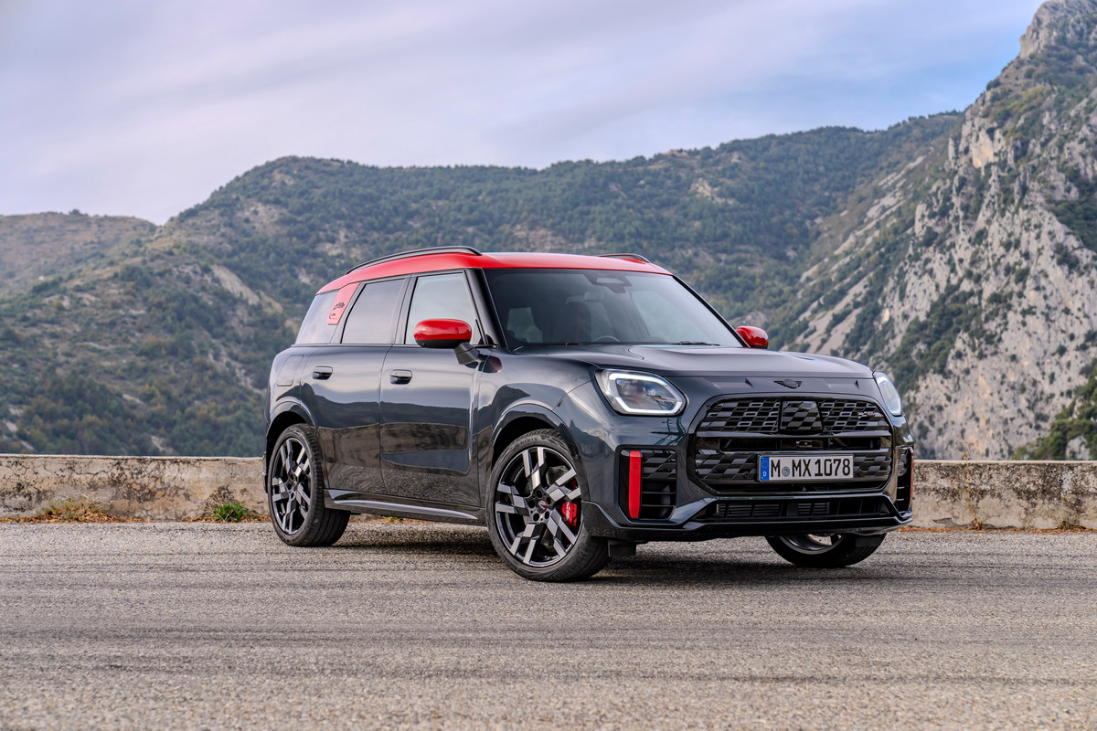 Mini JCW Countryman透過鮮紅配色來營造性能樣貌。