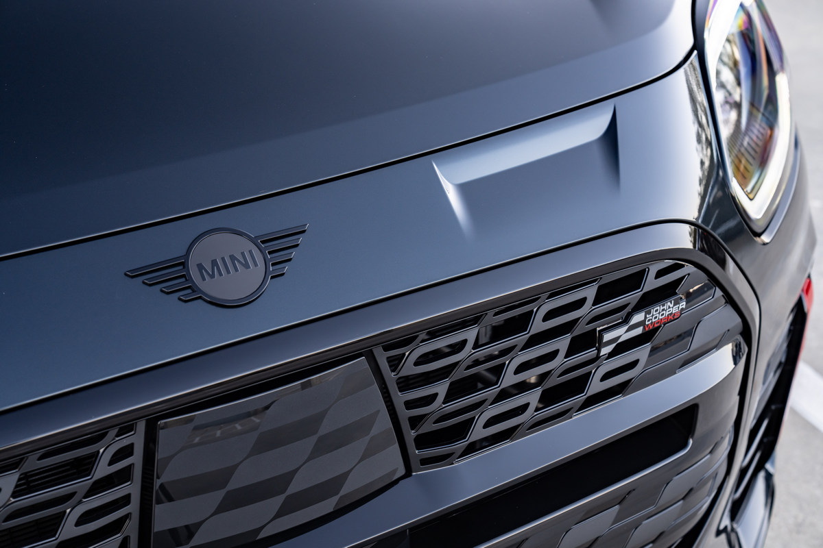 黑化廠徽與車身多處JCW銘牌強調身分。