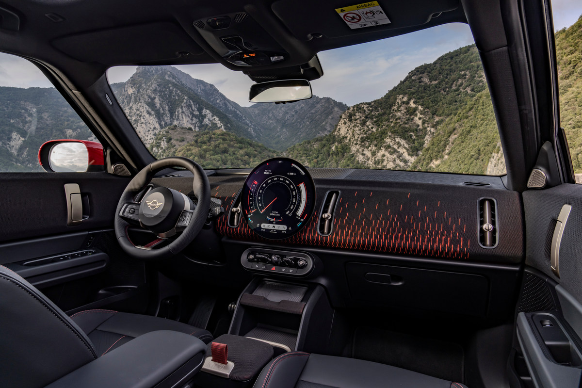 座艙也運用紅色元素妝點。