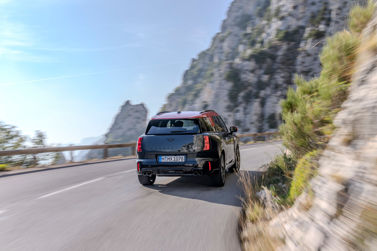 Mini JCW Countryman搭載的2.0升渦輪引擎,具有300hp/40.8kgm最大輸出,0~100km/h加速5.4秒的表現。