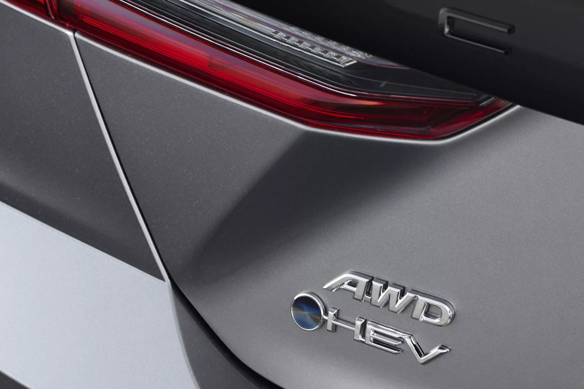 最新釋出的廠徽照片可以發現在油電動力將會配置四驅系統,這是過去所沒有的設定。