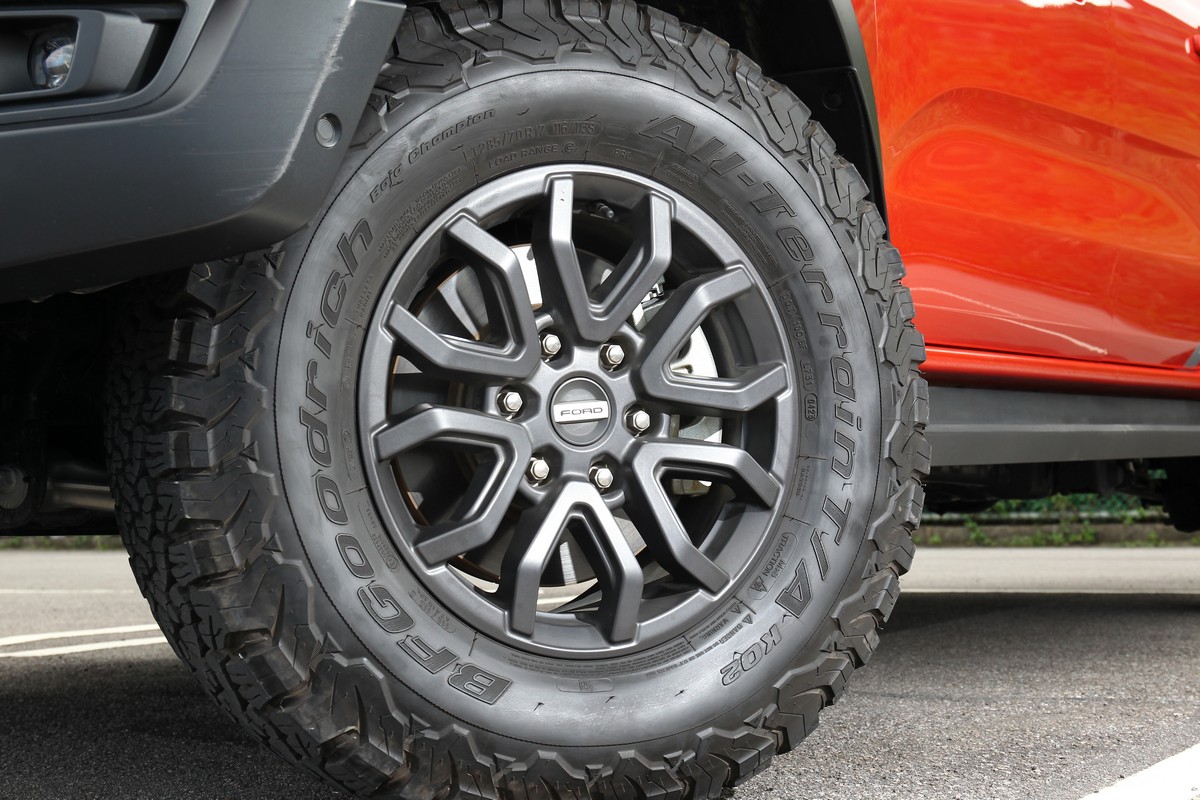 配置285/70 R17全地形輪胎。