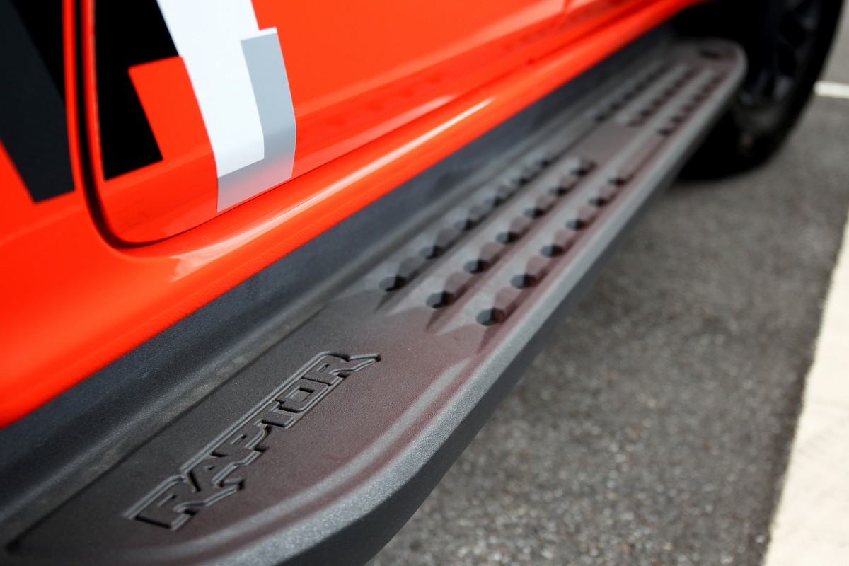 車側踏板也附有Raptor字樣。