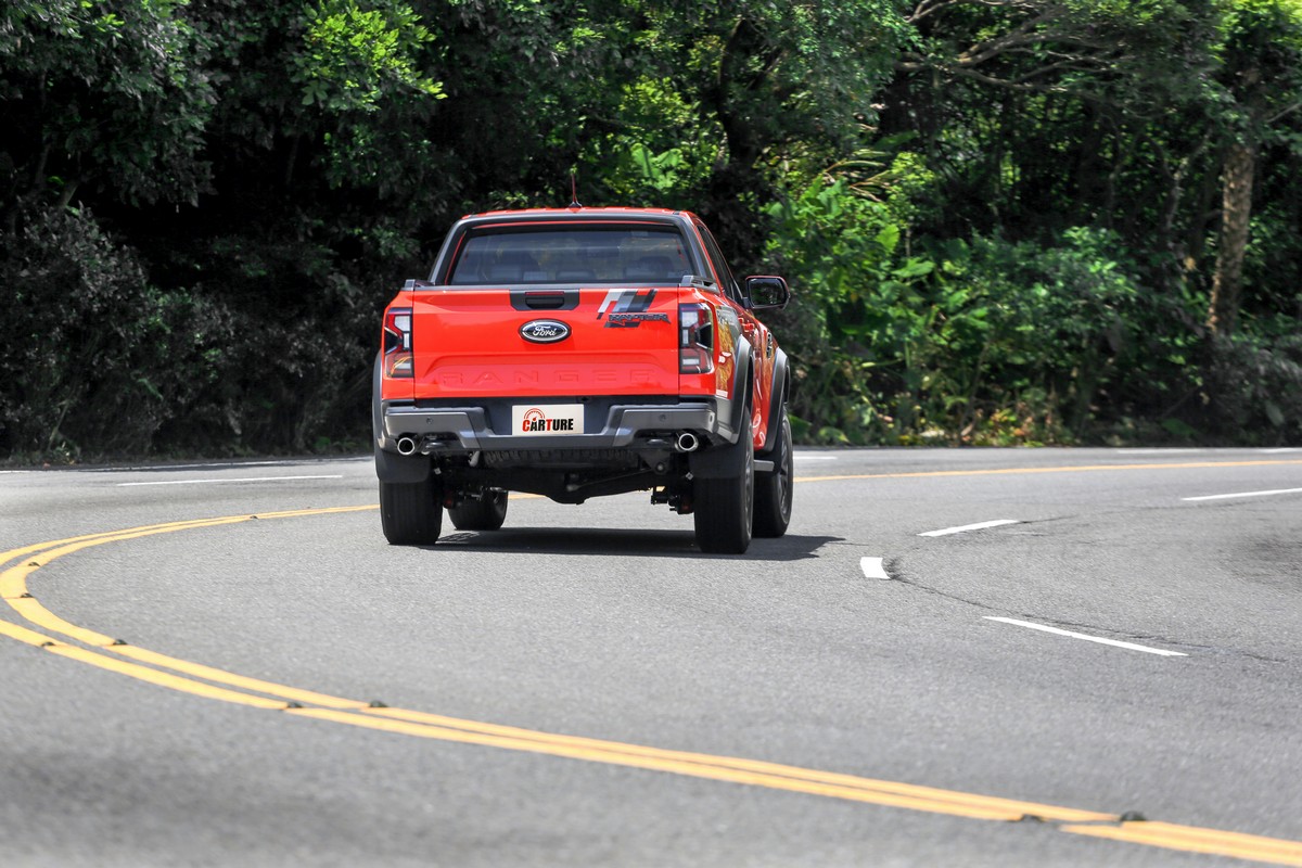 別以為Ranger Raptor只能越野,在一般道路或高速彎道也有強悍的實力。