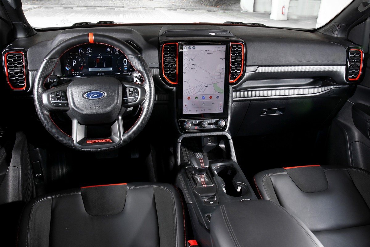 Ranger Raptor座艙透過橘紅元素來營造熱血性能氛圍。